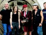 Miembros de AC/DC, de izquierda a derecha: Cliff Williams, Malcolm Young, Angus Young, Brian Johnson y Phil Rudd.
