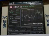 Una pantalla muestra el principal indicador de la bolsa española, el IBEX 35, en ganancias.