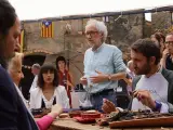 Los protagonistas de Ocho apellidos catalanes comen calçots, una cebolla tierna muy típica de Cataluña, durante el rodaje de la cinta en Monells (Girona).