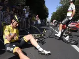 El ciclista alemán Tony Martin del equipo Etixx Quick Step se sienta tras su caída en el último kilómetro de la sexta etapa de la 102º edición del Tour de Francia.