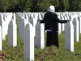 Una anciana musulmana visita el Centro Conmemorativo Potocari en Srebrenica (Bosnia-Herzegovina).