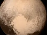 Imagen captada por la nave espacial 'New Horizons' 16 horas antes de su máxima aproximación a Plutón, cuando se encontraba a 766.000 kilómetros.