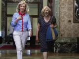 La delegada del Gobierno en Madrid, Concepción Dancausa (izquierda), y la alcaldesa de Madrid, Manuela Carmena, tras la reunión que mantuvieron para abordar diferentes aspectos de colaboración en materia de seguridad entre ambas instituciones.