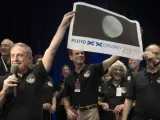 El investigador principal del programa New Horizons, Alan Stern (i), celebra que la nave espacial estadounidense 'New Horizons ha logrado aproximarse a unos 12.500 kilómetros (7.800 millas) de Plutón.