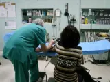 Un médico atiende a un paciente en la consulta de un centro de salud.