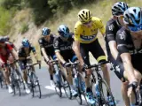 Froome, rodeado de compañeros de su equipo, el Sky, en la decimocuarta etapa del Tour de Francia de 2015.