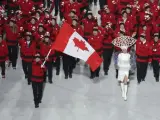 El equipo ol&iacute;mpico canadiense, con Hayley Wickenheiser como abanderada, entra en el estadio ol&iacute;mpico de Fisht.