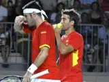 Fotografía facilitada por la RFET, de los tenistas españoles Marc López (d) y David Marrero (i), durante el partido de dobles correspondiente a la eliminatoria por el ascenso al Grupo Mundial de la Copa Davis.