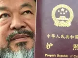 Ai Weiwei enseña su pasaporte. La imagen la ha publicado el artista y disidente chino en su cuenta de Twitter.