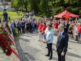 El líder del partido Laborista Jonas Gahr Stoere (d), el líder de la Organización juvenil del partido laborista, Mani Hussaini (c) y la primera ministra noruega Erna Solberg (3d) asisten a un acto conmemorativo organizado en la isla de Utøya (Noruega).