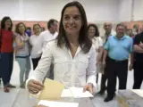 Sara Hernández, votando en la agrupación socialista de Getafe en las elecciones primarias para elegir al nuevo líder del PSM.