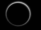 Imagen tomada por la sonda New Horizons del anillo de brumas en torno al planeta Plutón.