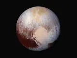 Imagen facilitada por la NASA de Plutón, con colores falsos que ensalzan la belleza del planeta enano. La misión New Horizons continúa descubriendo los misterios de Plutón. Según explican los expertos, 10 días después de la aproximación máxima, el perfil del planeta es muy diferente al que pensaban. Hielos que fluyen, una química exótica en su superficie, cordilleras y una vasta neblina, son algunas de las "sorpresas" que se ha llevado el equipo de la misión.