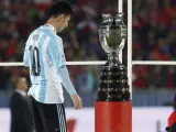 El delantero argentino Lionel Messi con la medalla que acredita al equipo como segundo clasificado de la Copa América de Chile 2015.