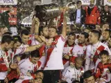 Los jugadores de River Plate de Argentina celebran con el trofeo de campeones haber ganado la Copa Libertadores tras vencer al Tigres de México.