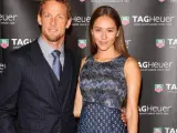 El piloto de Fórmula 1 Jenson Button, junto a su esposa, la modelo Jessica Michibata.