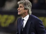 Manuel Pellegrini en la banda del Camp Nou.