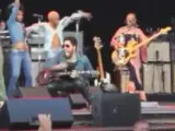 Lenny Kravitz sufre un percance durante un concierto en Suecia.