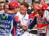 Los pilotos de MotoGP Jorge Lorenzo y Marc Márquez se saludan tras la carrera en Indianápolis.