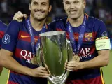 Andrés Iniesta (capitán del equipo) comparte con Pedro y posan para los medios gráficos con el trofeo que les acredita campeones de la Supercopa de Europa.