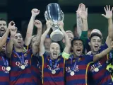 Iniesta recoge el el primer trofeo del Barcelona como capitán del equipo, tras la marcha de Xavi.