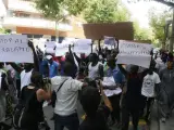 Unos doscientos senegaleses se han manifestado por las calles de Salou (Tarragona) para protestar por la muerte de uno de sus compatriotas, que se lanzó desde un balcón al huir de los Mossos durante una operación contra la venta ilegal ambulante.