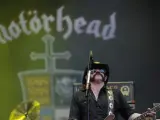 El cantante Lemmy Kilmister del grupo Motörhead durante un concierto en el Festival Rock in Rio Madrid 2010