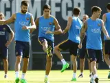 Los jugadores del Barcelona durante el entrenamiento.