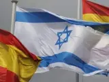 Banderas españolas ondean junto a una bandera israelí.