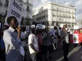 Un centenar de personas pide justicia en la Puerta de Sol de Madrid por la muerte en Salou (Tarragona) del mantero Mor Sylla, tras una actuación contra el 'top manta' de los Mossos d'Escuadra.