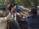 Una mujer se reúne con su hijo tras haber sido separados este fin de semana cuando un grupo de inmigrantes intentaba romper el cordón policial para entrar en Macedonia.