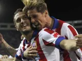 El delantero del Atlético de Madrid Fernando Torres (d) felicita a Koke tras marcar ante el Valencia.
