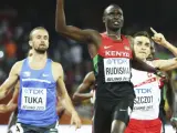 El keniata David Rudisha celebra la victoria conseguida en la prueba de los 800 metros de los Campeonatos del Mundo de atletismo.