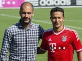 El entrenador español de Bayern Múnich, Pep Guardiola (i) posa con el centrocampista Thiago Alcántara (d) durante la presentación de éste como nuevo jugador del club alemán.