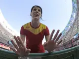 La española Ruth Beitia habla con el entrenador antes de competir en la prueba de salto de altura en los Mundials de Atletismo Pekín 2015.