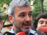 El presidente del grupo municipal del PSC en Barcelona, Jaume Collboni, propone multar a los clientes de los manteros.