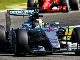 El piloto inglés Lewis Hamilton, circulando por el circuito de Monza.