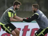 El jugador Pique (i) junto a Sergio Ramos participan en un entrenamiento de la selecci&oacute;n espa&ntilde;ola.