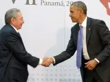 Castro y Obama se saludan en la reunión histórica que han mantenido este 11 de abril en Panamá.