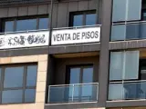 Fachada de un edificio de reciente construcción con pisos a la venta.