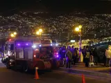 Un grupo de personas se concentra en el mirador Barón, en la ciudad costera de Valparaiso, tras la alerta de tsunami decretada por las autoridades tras el terremoto de 8,4 en la escala de Richter que afectó a la zona central de Chile y que ha dejado un balance de 5 muertos y un millón de evacuados.