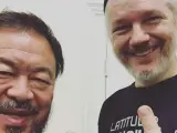 Ai Weiwei y Julian Assange en la embajada ecuatoriana en Londres.