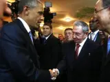 El presidente de EE UU, Barack Obama saluda a su homólogo cubano, Raúl Castro (d) durante un encuentro informal en la ceremonia inaugural de la VII Cumbre de las Américas en Ciudad de Panamá (Panamá).
