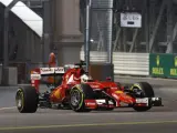 El alemán de la escudería Ferrari de Fórmula 1, Sebastian Vettel, pilota su monoplaza durante una sesión de entrenamientos libres del Gran Premio de Singapur.