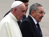 El papa Francisco (i) es recibido por el presidente de Cuba, Raúl Castro.