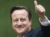 El primer ministro británico, David Cameron (dcha), a su llegada al número 10 de Downing Street en Londres (Reino Unido) tras conocer el resultado de las elecciones.