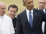 El presidente Barack Obama recibe al papa Francisco en la base aérea de Andrews en la primera visita oficial del pontífice a los Estados Unidos en septiembre de 2015.