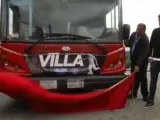El jugador del New York City, David Villa, posa al lado del autobús turístico que la ciudad de los rascacielos a personalizado con su nombre.