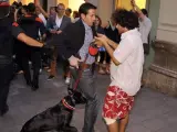 Un escolta del presidente del Gobierno, Mariano Rajoy, echa mano a su pistola ante un manifestante con el que tuvo un cara a cara en una marcha independentista en Reus (Tarragona). La manifestación protestaba contra los recortes del ejecutivo español y contra la presencia del presidente en la ciudad tarraconense.
