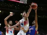 Pau Gasol intenta taponar a Tony Parker en el España - Francia del Eurobasket.
